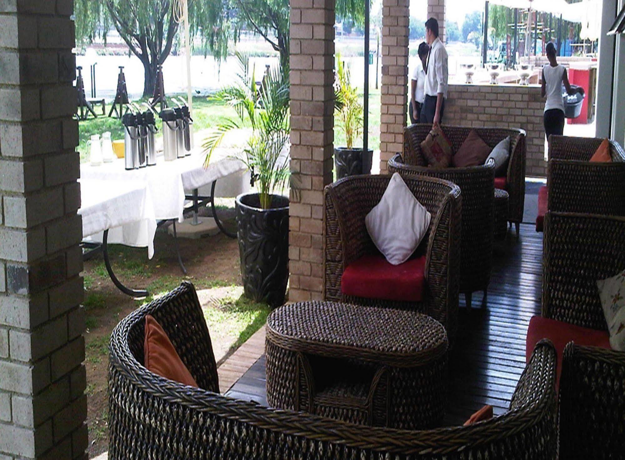 The Lakes Hotel & Conference Centre Benoni Extérieur photo